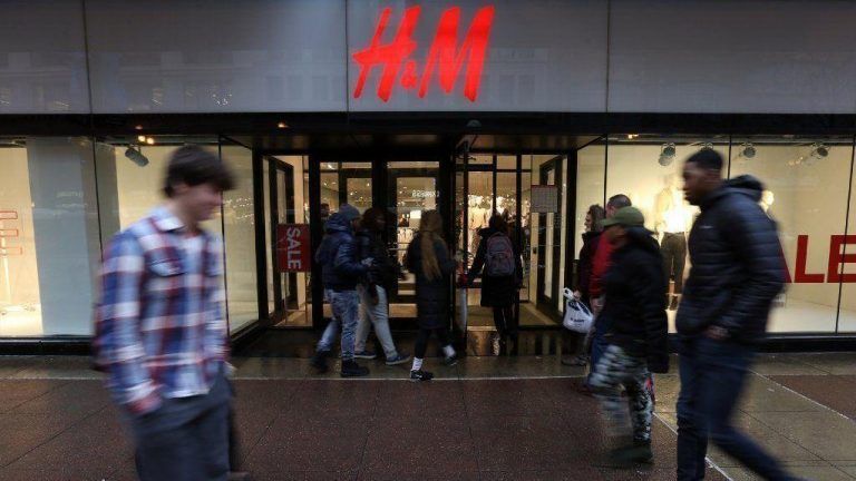 Uniqlo to take over H&M's multilevel store on State Street.