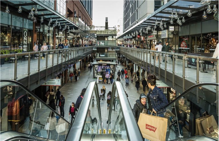 Tommy Hilfiger signs to open its first kids outlet in the UK at London Designer Outlet