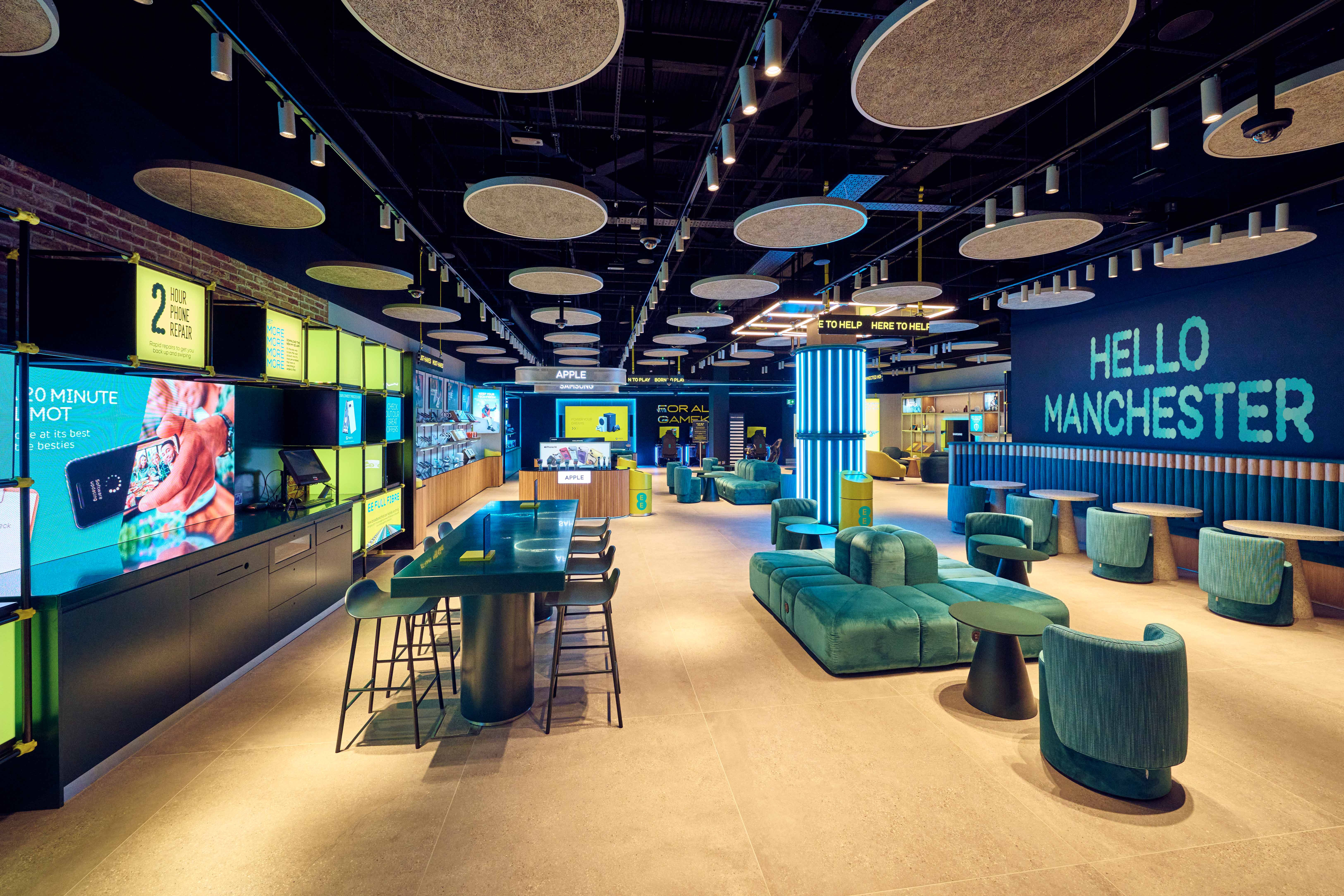 EE Unveils new Manchester Experience Store in the Trafford Centre