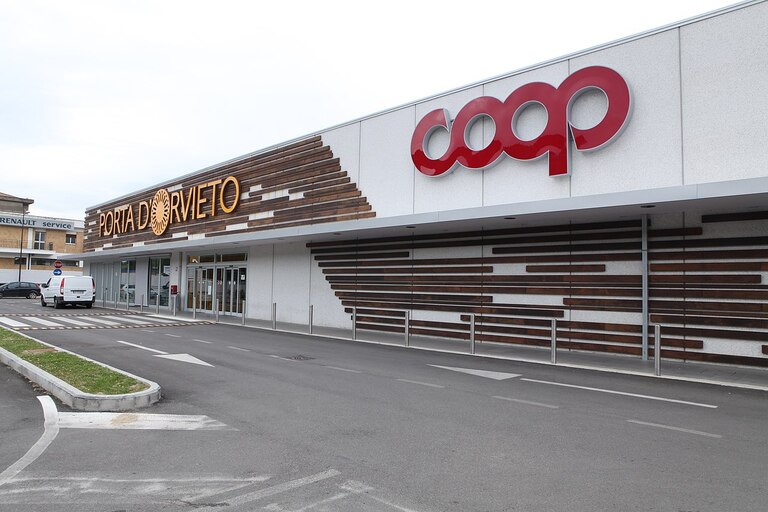 Sale-and-leaseback transaction of 22 super- and hypermarkets from Coop Alleanza 3.0 ("Coop")