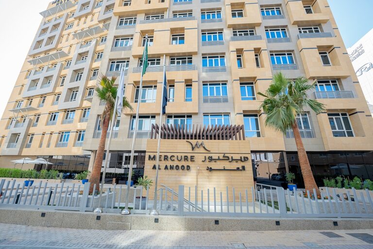 Accor has introduced the Mercure brand to Riyadh with the opening of Mercure Riyadh Al Anood, marking the first Mercure property in the Saudi capital. This addition strengthens Accor’s presence in the Kingdom and aligns with its broader expansion strategy. The new hotel caters to the growing demand for business-friendly and midscale hospitality options, aligning with Vision 2030’s focus on tourism and economic diversification. Located in a key district, this property offers convenient access to commercial and government hubs, featuring modern amenities, dining options, and business facilities. The new hotel is located in Riyadh’s Al Murabba district, a central area with access to key commercial and cultural landmarks. It is near Faisaliah Tower and the Diplomatic Quarter, with King Khalid International Airport approximately 20 kilometres away. The location positions the hotel as a viable option for both business and leisure travellers. Paul Stevens, chief operating officer of the premium, midscale and economy division, Middle East, Africa & Türkiye at Accor, shared: “Opening Mercure Riyadh Al Anood is a major step in expanding the Mercure brand across the Kingdom. With this new property, we continue to offer experiences rooted in the local culture, enhancing our guests’ connection to the city through our ‘Discover Local’ program.” The hotel features 135 rooms and suites, including Superior Rooms, Privilege Rooms, and Junior Suites. All rooms are equipped with air conditioning, free Wi-Fi, minibars, digital safes, and in-room dining options. Dining options include Les Bernaches Restaurant, which offers a selection of international and Arabic dishes, featuring live cooking stations. La Vie Café Lounge provides light meals and speciality coffee, while La Maison Pool Lounge serves refreshments on the terrace with views of the Riyadh skyline. Mercure Riyadh Al Anood also includes a rooftop wellness centre, featuring a swimming pool, children’s area, fitness centre, and spa services, including massages, a sauna, and steam baths. The fitness centre operates from early morning to late evening, catering to guests with varied schedules. The hotel is positioned as a business-friendly destination with four multi-purpose meeting rooms. The largest venue accommodates up to 95 guests for banquets or 55 for conferences. The meeting spaces are equipped with audiovisual technology and catering services, offering facilities for corporate events and private functions. The launch of Mercure Riyadh Al Anood aligns with Vision 2030, which aims to diversify Saudi Arabia’s economy, including significant investments in tourism. Accor continues to expand its portfolio in the region, capitalising on the growing demand for midscale and premium hospitality options.