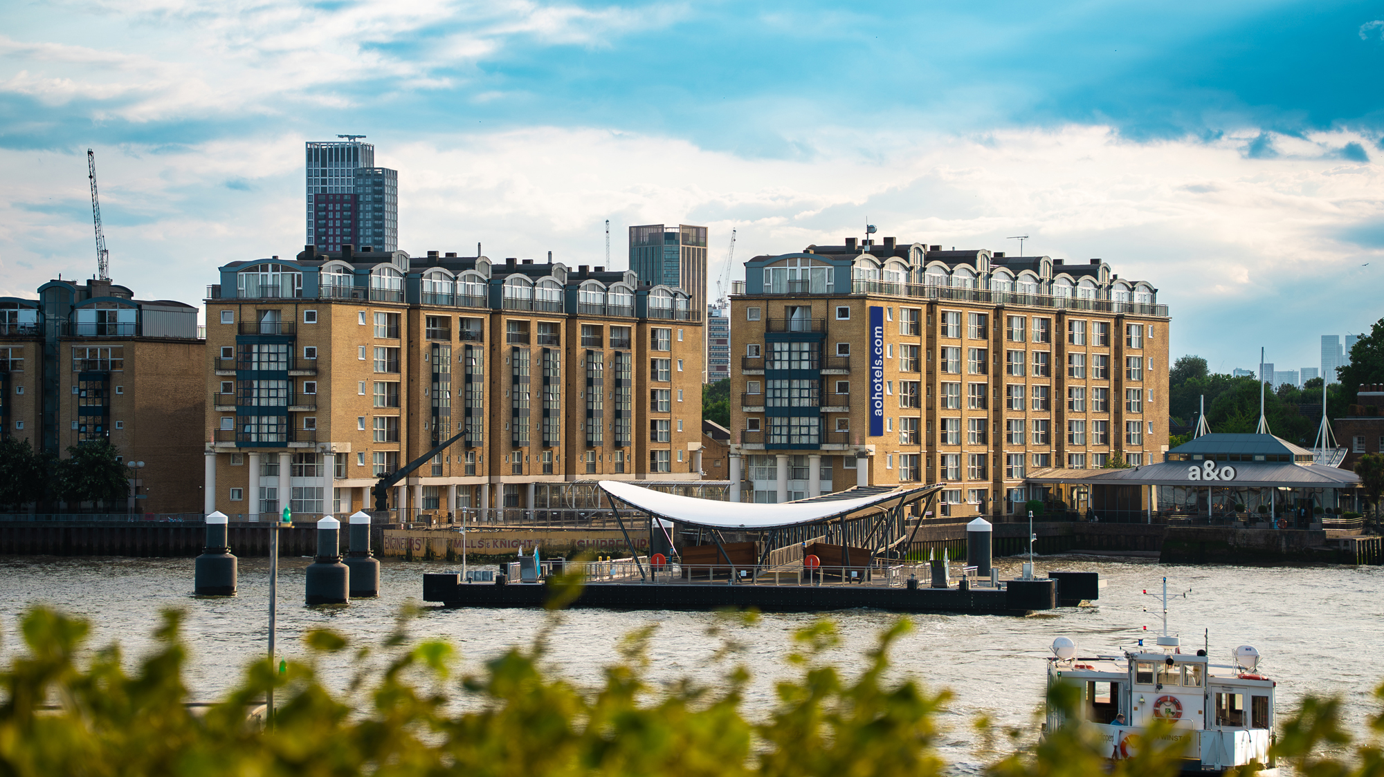 aohotels_London_Docklands_Facade_02_10MB