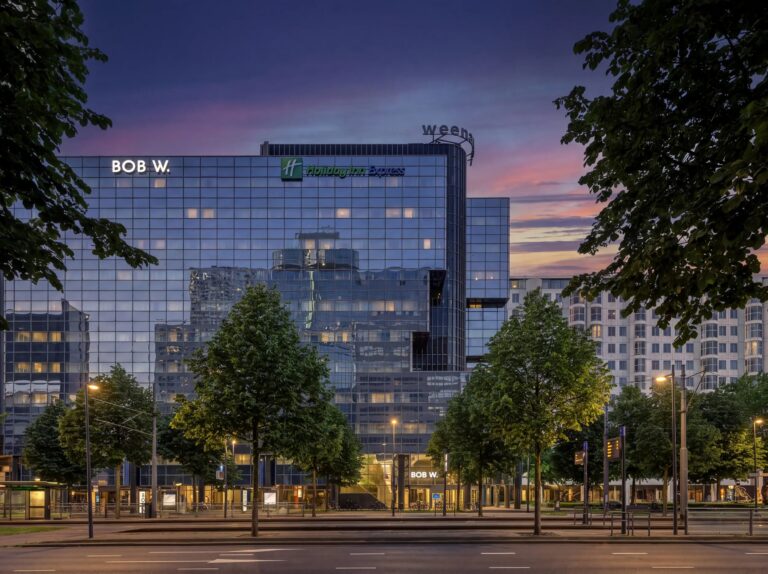 Bob W Signs Rotterdam Lease